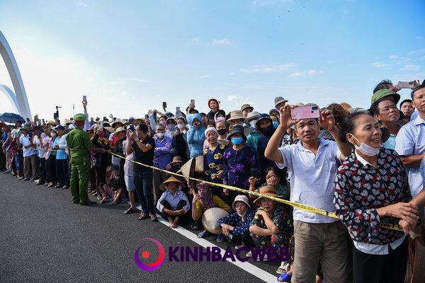 Lễ thông xe thu hút sự quan tâm của đông đảo quần chúng nhân dân. Ảnh: Bá Đoàn