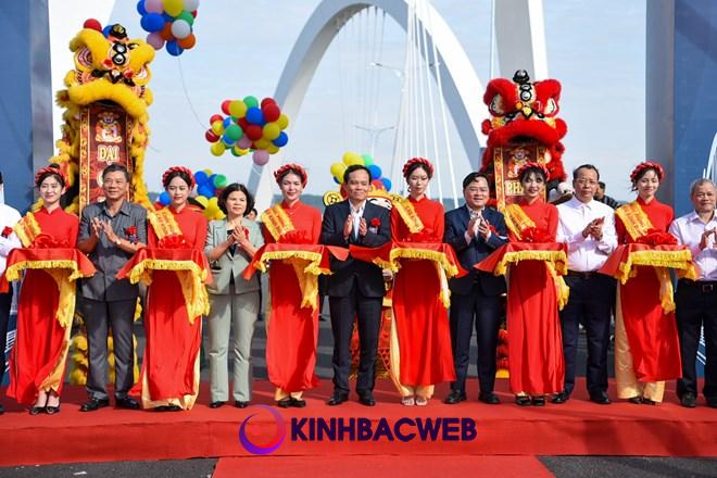 Cầu vòm thép cao nhất Việt Nam gần 2.000 tỉ đồng chính thức thông xe