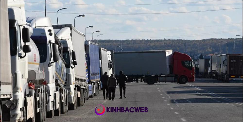 20.000 xe tải kẹt cứng ở biên giới một nước EU: Chuyện gì đang diễn ra ở châu Âu? - Ảnh 1.