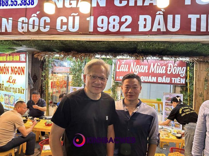 CEO Nvidia chụp ảnh kỷ niệm với một người Việt tại quán ăn - Ảnh: HAT