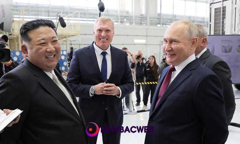 Tổng thống Nga Vladimir Putin (phải) và lãnh đạo Triều Tiên Kim Jong-un tại Vostochny Cosmodrome, sân bay vũ trụ hiện đại nhất của Nga, ngày 13/9. Ảnh: KCNA