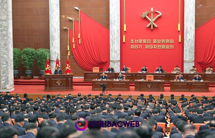Ông Kim Jong Un phát biểu trong phiên họp Trung ương Đảng Lao động Triều Tiên hôm 26-12 - Ảnh: KCNA