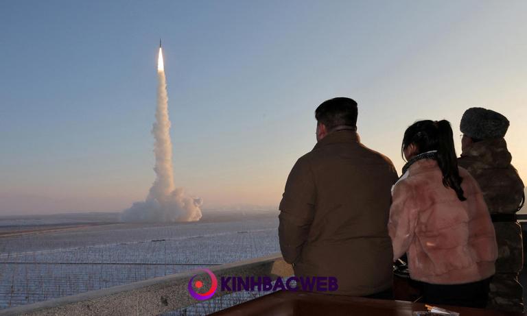 Ông Kim Jong-un và con gái theo dõi vụ phóng tên lửa Hwasong-18 hôm 18/12. Ảnh: KCNA