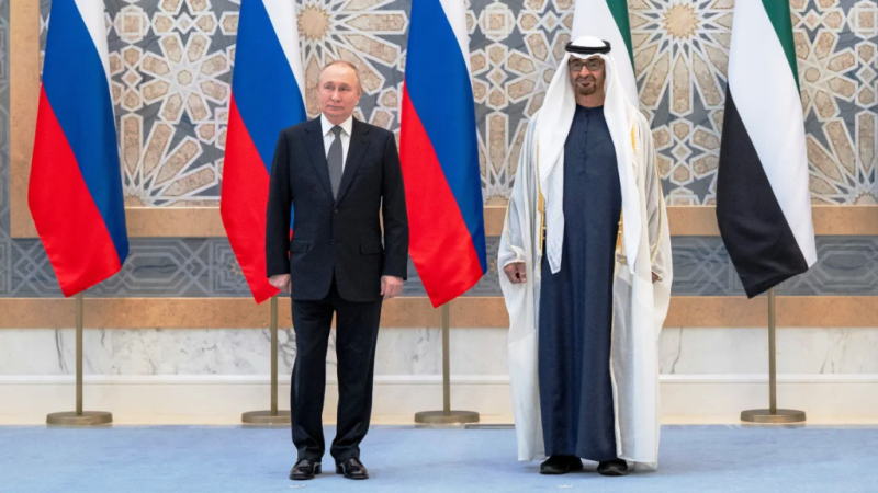 Tổng thống Putin trước hội đàm với người đồng cấp UAE Mohammed bin Zayed Al Nahyan tại Abu Dhabi ngày 6/12. Ảnh: Reuters