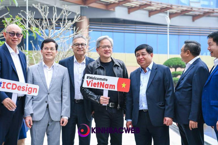 Chủ tịch NVIDIA Jensen Huang cùng lãnh đạo một số bộ, ngành Việt Nam tham quan Khu công nghệ cao Hòa Lạc, Hà Nội. (Nguồn: Dân trí)