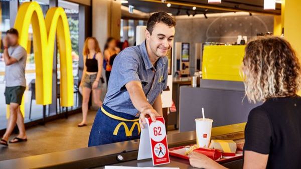 Nhân viên tại McDonald's được đào tạo vô cùng chuyên nghiệp