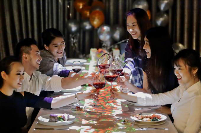 Nhiều người trẻ Trung Quốc thấy áp lực khi phải tham gia các bữa tiệc tất niên của công ty. Ảnh: CNA