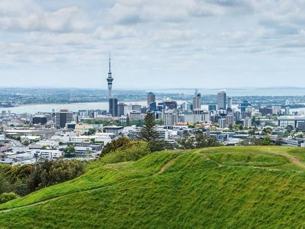 Toà tháp Sky tại Auckland, New Zealand, là công trình kiến trúc nhân tạo cao nhất cả nước và là nơi du khách có thể có được những trải nghiệm khác nhau, từ ăn uống đến nhảy bungee. Tuy nhiên bạn cũng có thể có được góc nhìn đẹp mà không phải tốn tiền hay chờ đợi tại Núi Eden - một núi lửa không hoạt động và cũng là điểm nhìn tự nhiên cao nhất của thành phố.