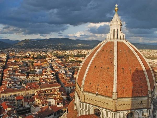 Mặc dù quảng trường Piazzale Michelangelo là một địa điểm bắt buộc tới thăm, đây không phải là nơi duy nhất mà bạn có thể nhìn thấy được những ngôi nhà ngói đỏ của thành phố Florence. Hãy chịu khó đi bộ lên các bậc của toà tháp Thánh đường Santa Maria del Fiore (được biết đến với cái tên Duomo). Bài tập thể dục này sẽ được bù lại bằng khung cảnh đáng kinh ngạc.