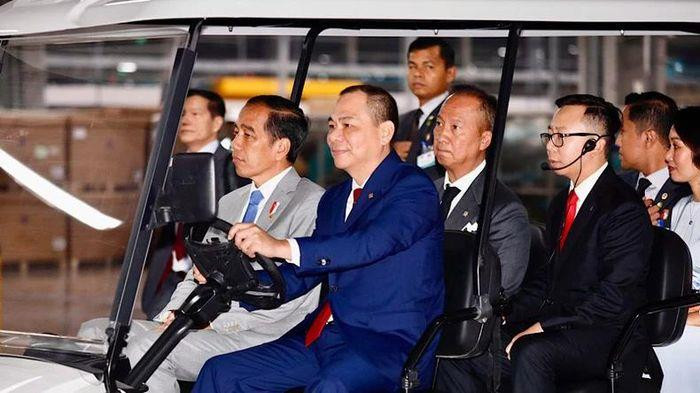 Tỷ phú Phạm Nhật Vượng trực tiếp cầm lái đưa Tổng thống Joko Widodo tham quan nhà máy VinFast - Ảnh 1.