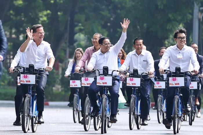  Thủ tướng Phạm Minh Chính và Thủ tướng Hà Lan Mark Rutte dành thời gian cùng đạp xe dạo phố để cảm nhận mùa thu Hà Nội. 