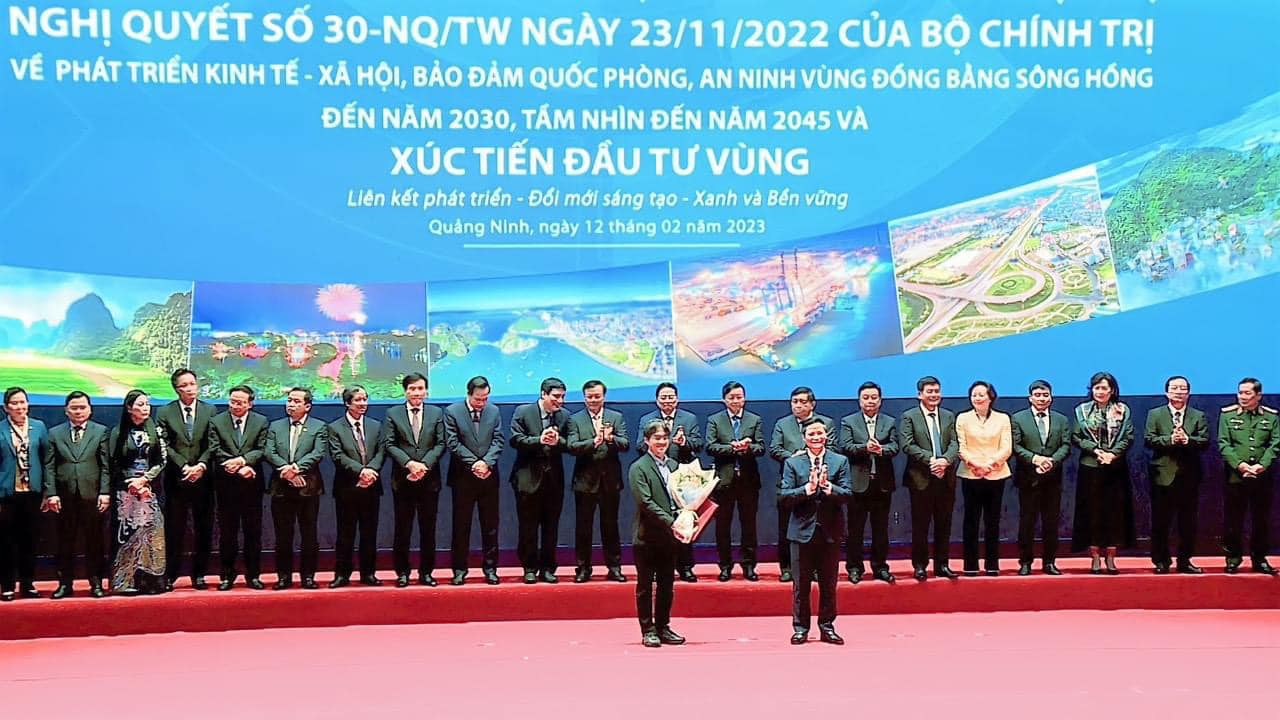 (Ảnh: Phó Chủ tịch Thường trực UBND tỉnh Bắc Ninh Vương Quốc Tuấn trao Giấy chứng nhận đăng ký đầu tư cho các doanh nghiệp).