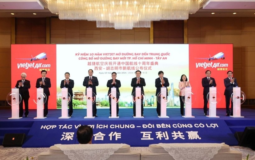 Chủ tịch Quốc hội Vương Đình Huệ và các đại biểu chúc mừng Hãng Hàng không Vietjet nhân dịp 10 năm mở đường bay tới Trung Quốc và thực hiện nghi thức công bố mở đường bay mới tới Thiểm Tây. (Ảnh: Nhan Sáng/TTXVN).