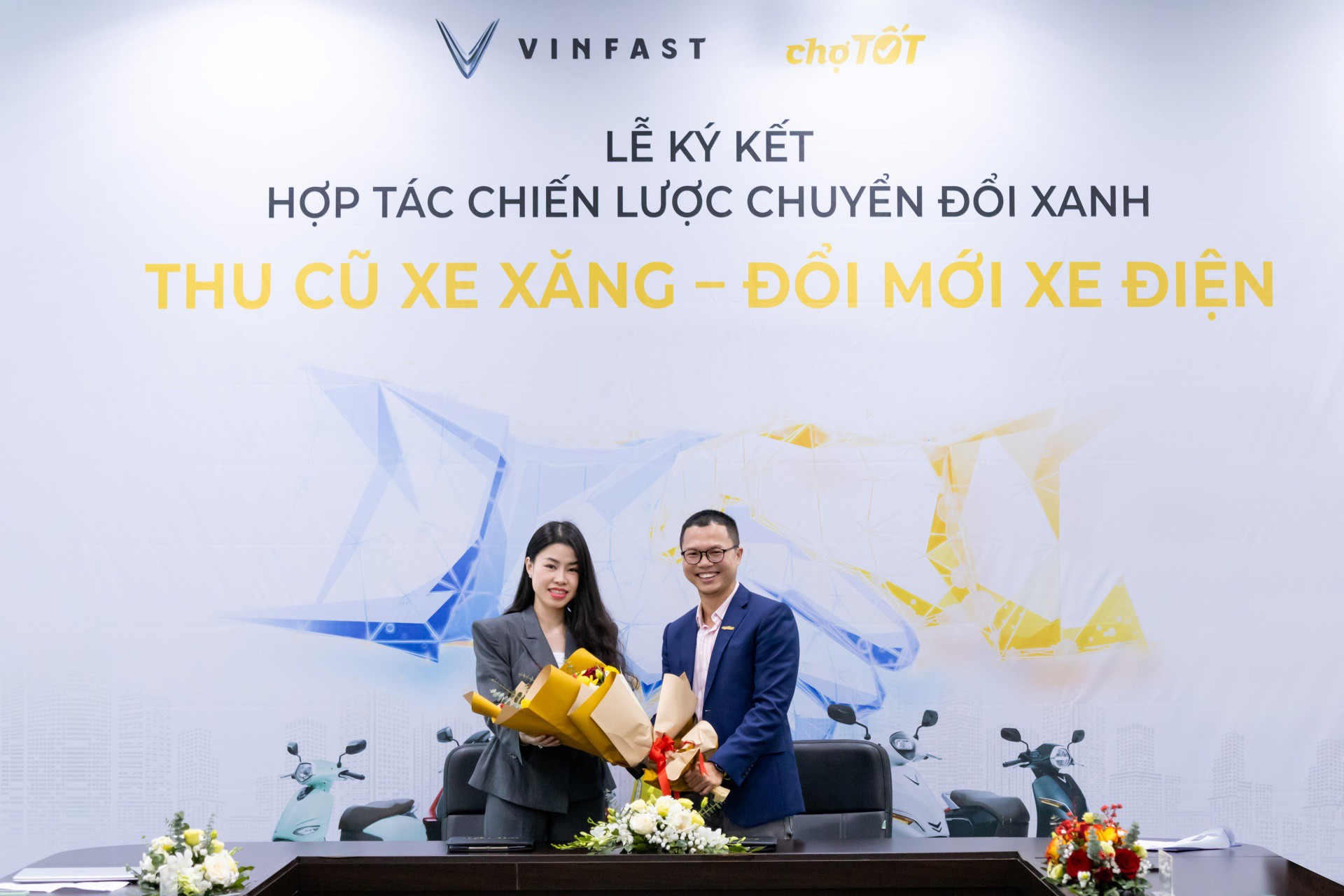 Bà Dương Thị Thu Trang - Tổng giám đốc VinFast Thị trường Việt Nam và ông Nguyễn Trọng Tấn - Tổng giám đốc Chợ Tốt tại lễ ký kết&nbsp;hợp tác