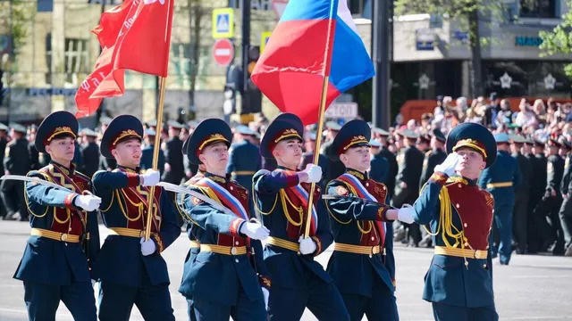 Duyệt binh ở thành phố Perm, miền đông nước Nga - Ảnh: RIA NOVOSTI