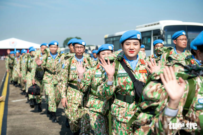 Những người lính gìn giữ hòa bình lên đường làm nhiệm vụ - Ảnh: NAM TRẦN