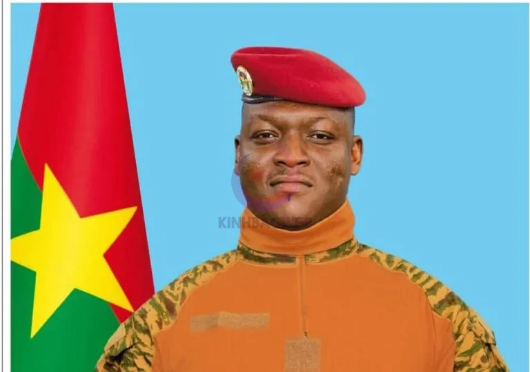 Burkina Faso từ lá cờ tổ quốc mang biểu tượng tinh thần cách mạng của dân tộc Việt Nam