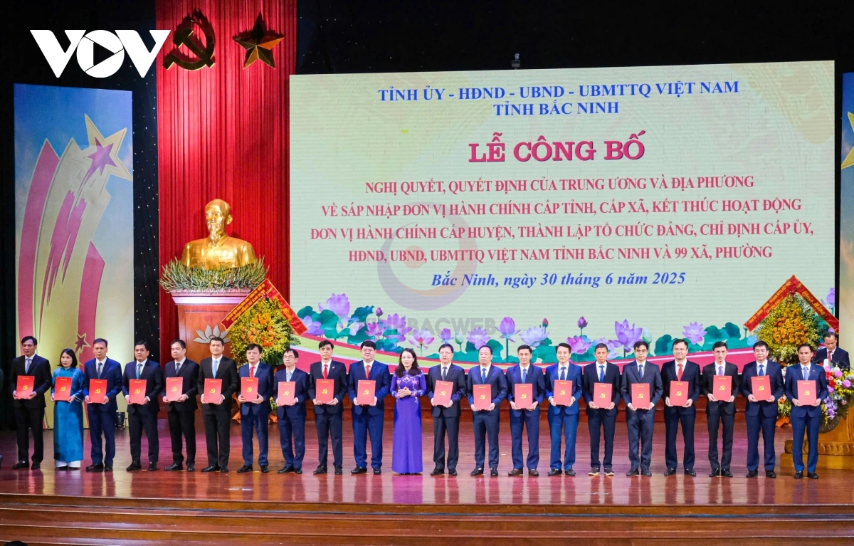 Toàn cảnh buổi lễ công bố quyết định thành lập 99 xã, phường tỉnh Bắc Ninh mới